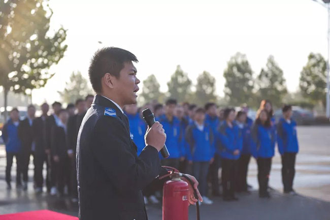 中（zhōng）譽鼎力智能裝備有限公司進行消防實操演練