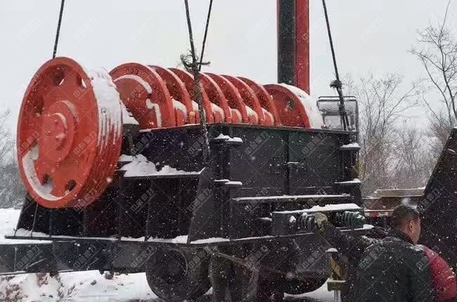 下雪天安裝破碎機