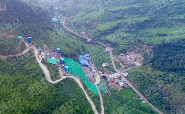 依山而（ér）建的石料生產線